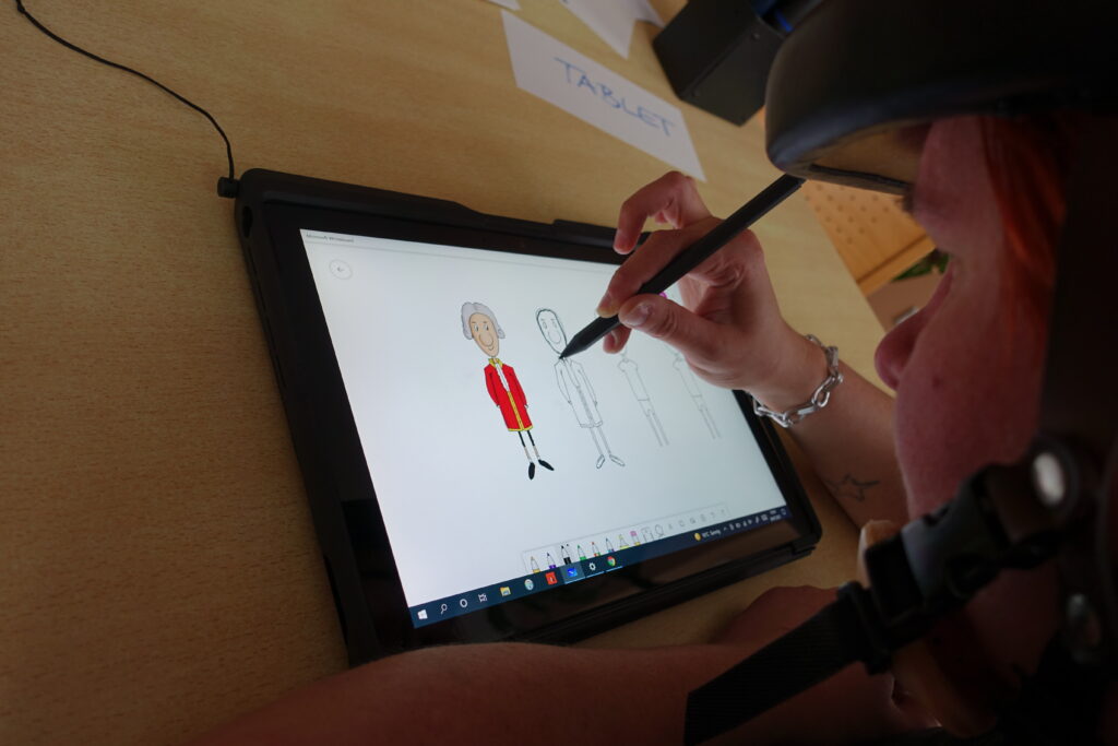 Eine Teilnehmerin zeichnet auf dem Tablet mit einem Pen das Falk Logo nach. Das Bild ist eine Nahaufnahme. Es ist im Kurs #Na Logo!? entstanden.