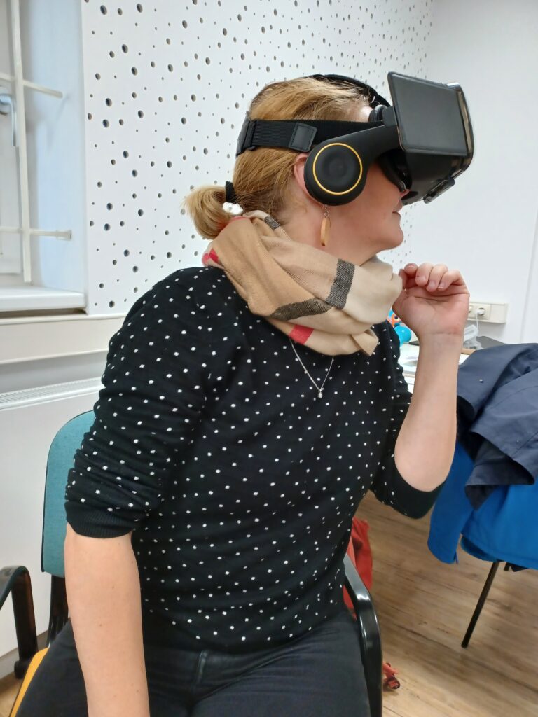 Virtuelle Realität. Mit einer VR-Brille gelangt man schnell zum Mond oder auf die Titanic. Bei einem Ausflug nach Erfurt zu unseren Freunden von Mit Medien e.V. haben wir die VR-Brillen getestet.